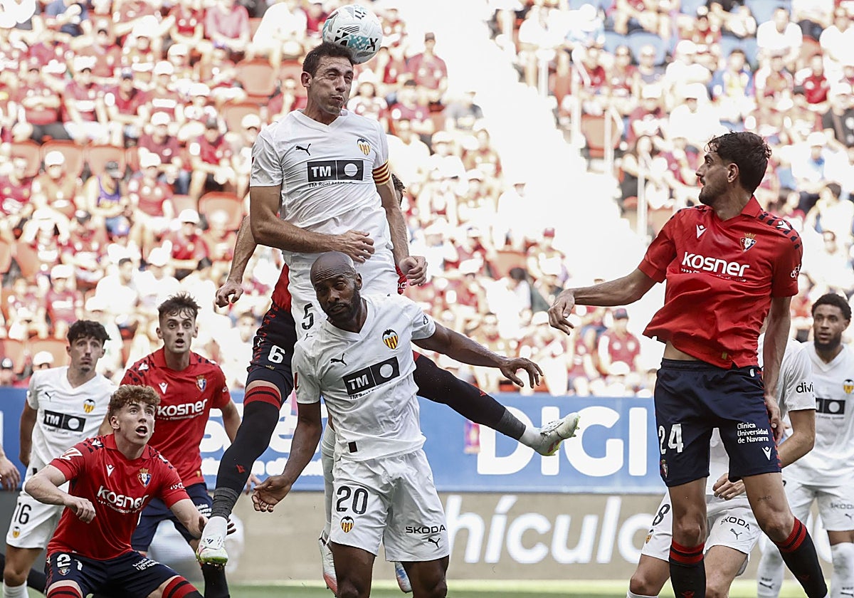 Tárrega, que cogió la capitanía tras la expulsión de Gayà, despeja de cabeza ante Foulquier.