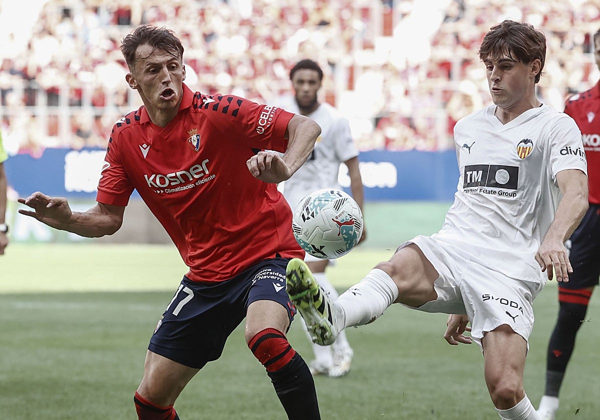 El futbolista de Osasuna Ante Budimir (i) presiona al valencianista Javi Guerra.