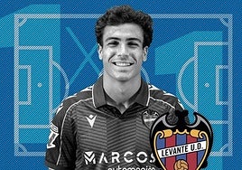 Manu Sánchez defiende una acción contra Lamine Yamal.