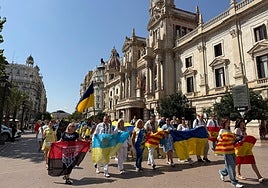 Un instante del avance de la marcha junto al Ayuntamiento de Valencia, este domingo.