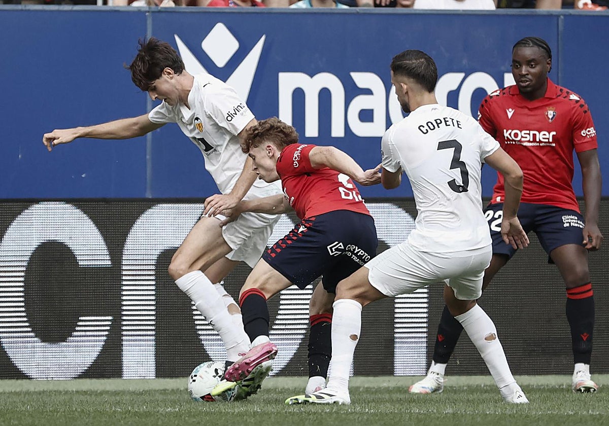 Copete y Javi Guerra disputan un balón con Boyomo y Víctor Muñoz.