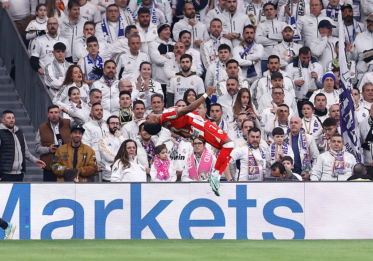 Acrobacia de Ramazani cuando metió un gol al Real Madrid con la camiseta del Almería.