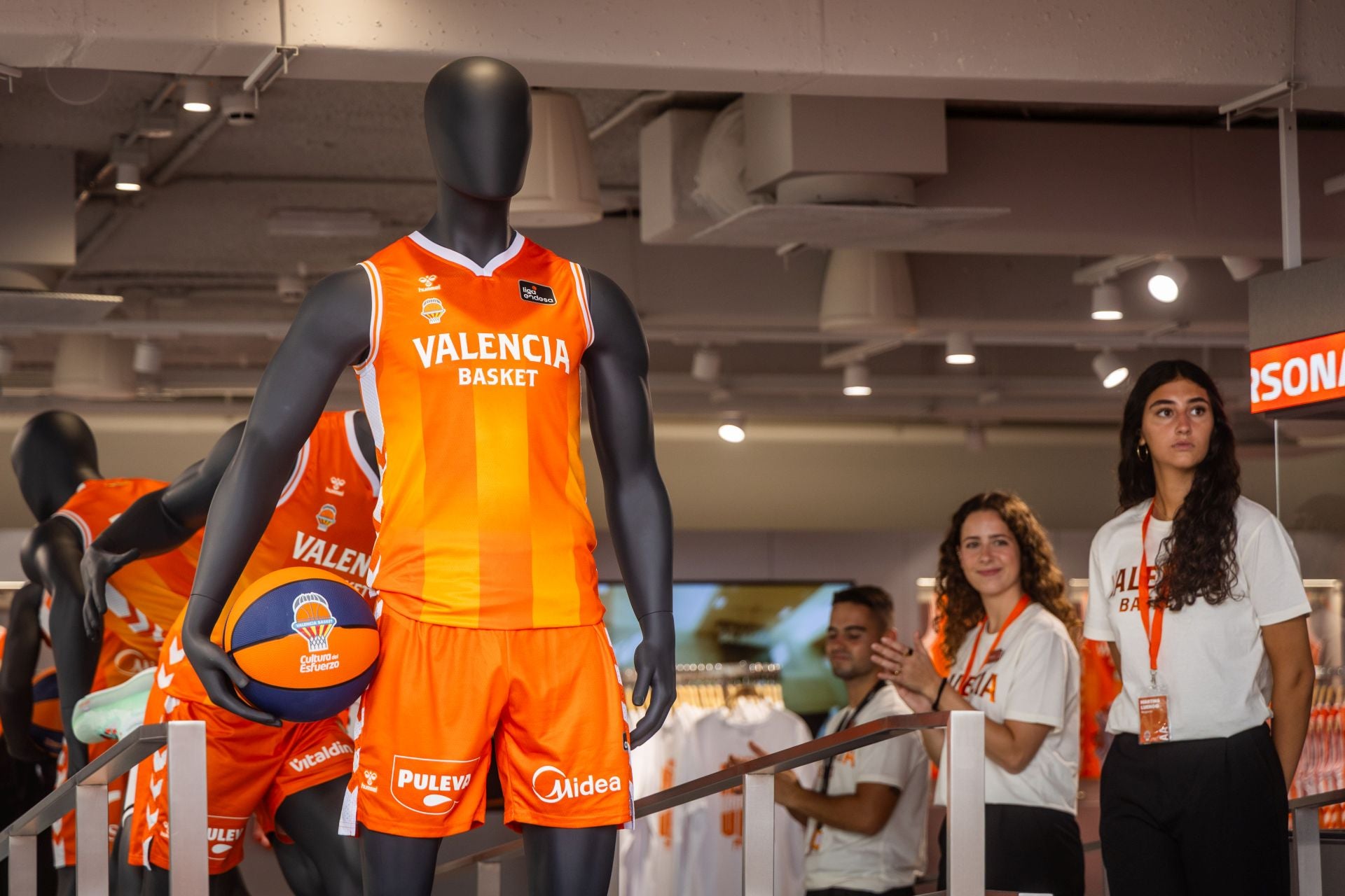 El Valencia Basket estrena nueva tienda en el Roig Arena