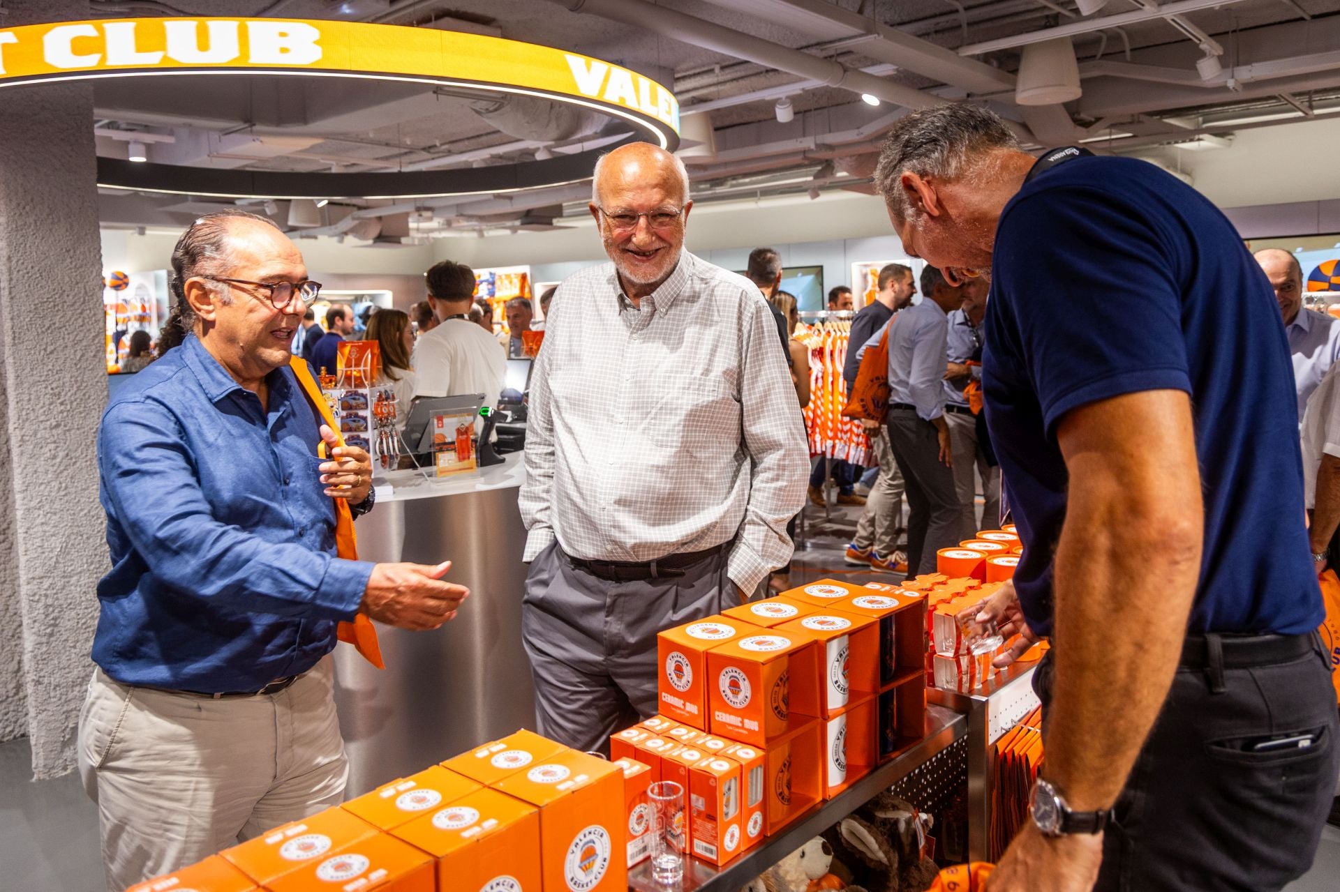 El Valencia Basket estrena nueva tienda en el Roig Arena
