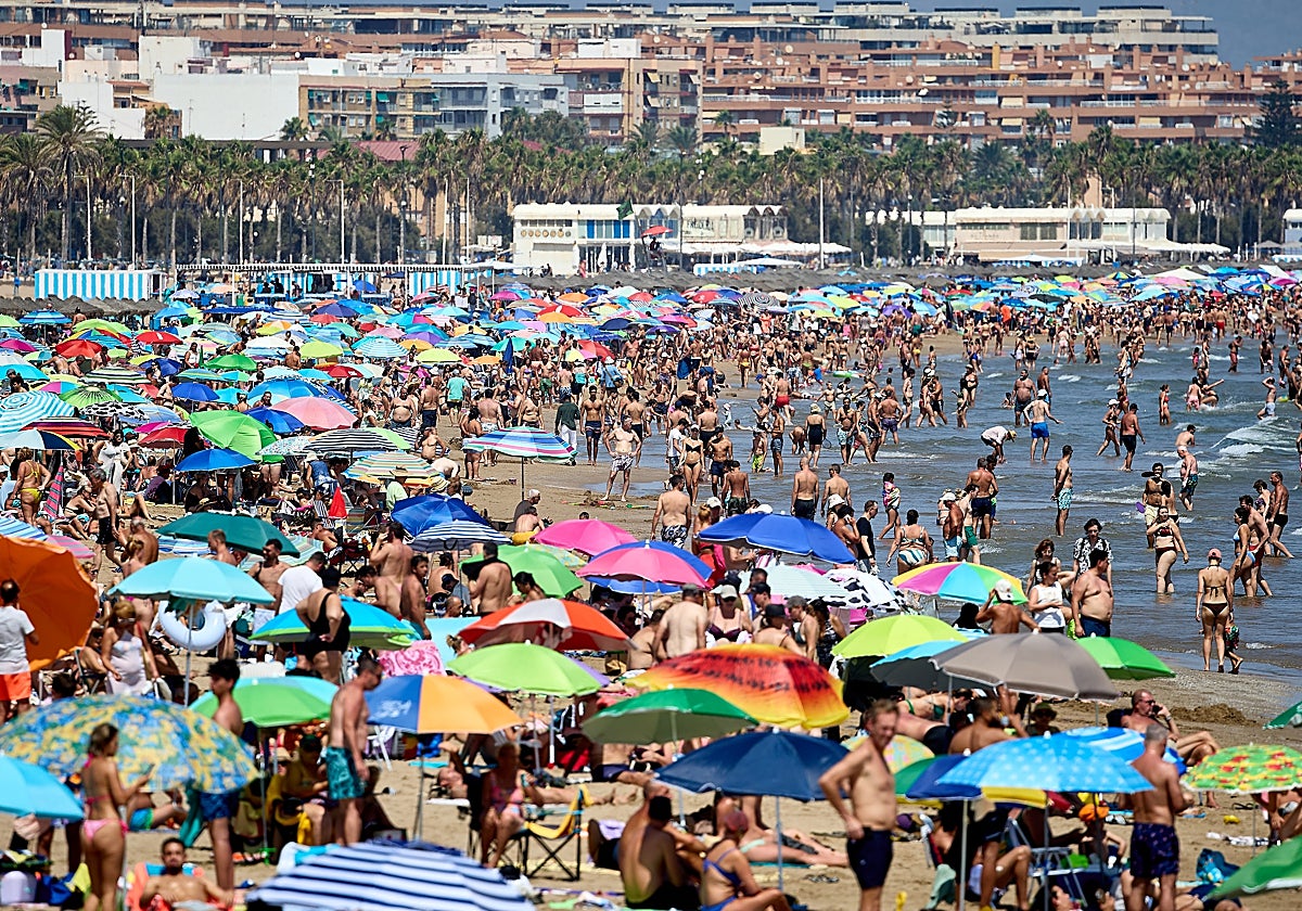 Miles de personas, en la playa del Cabanyal de Valencia el pasado fin de semana.