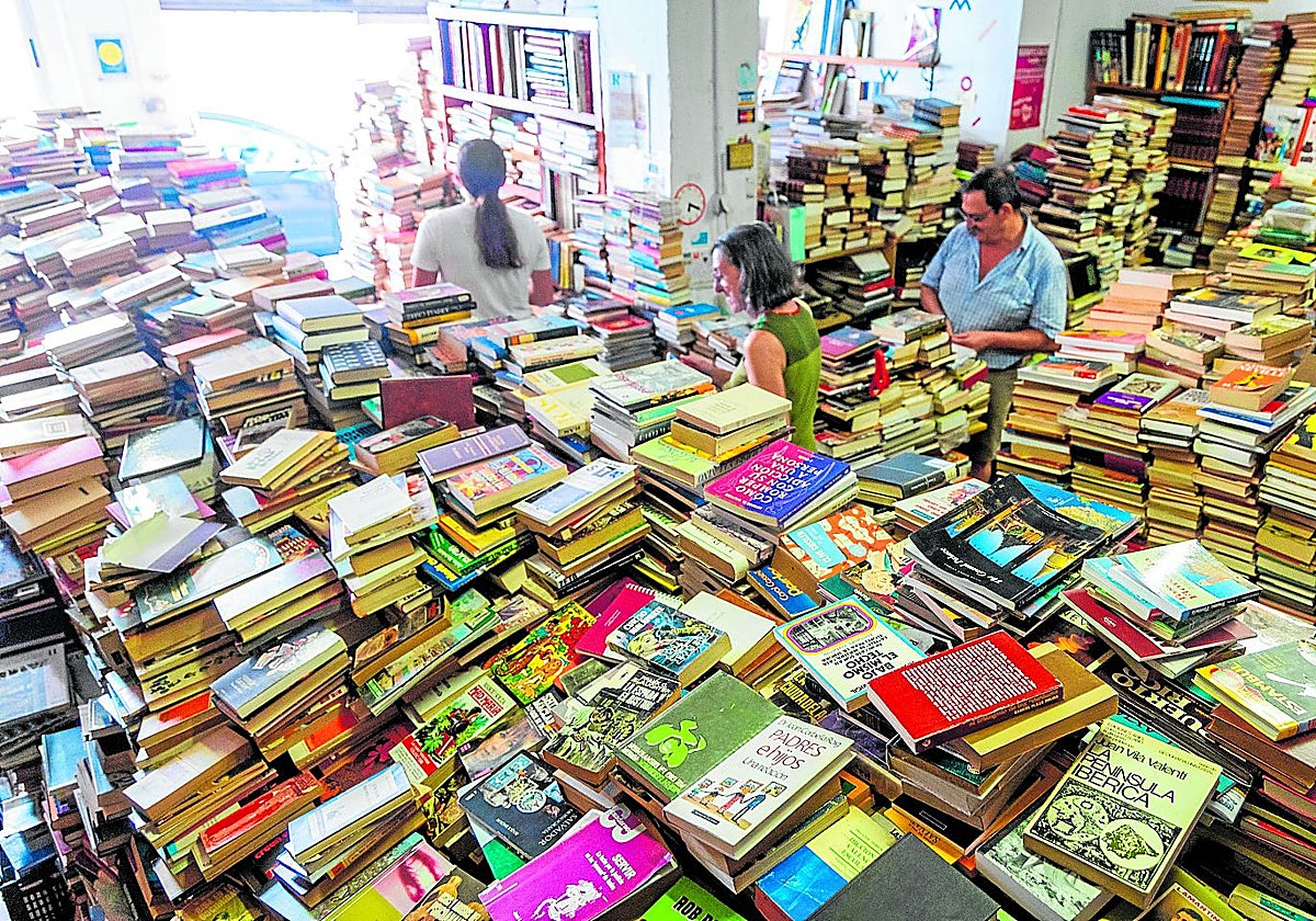 El mar de libros que llena de contenido el local de la Malvarrosa.