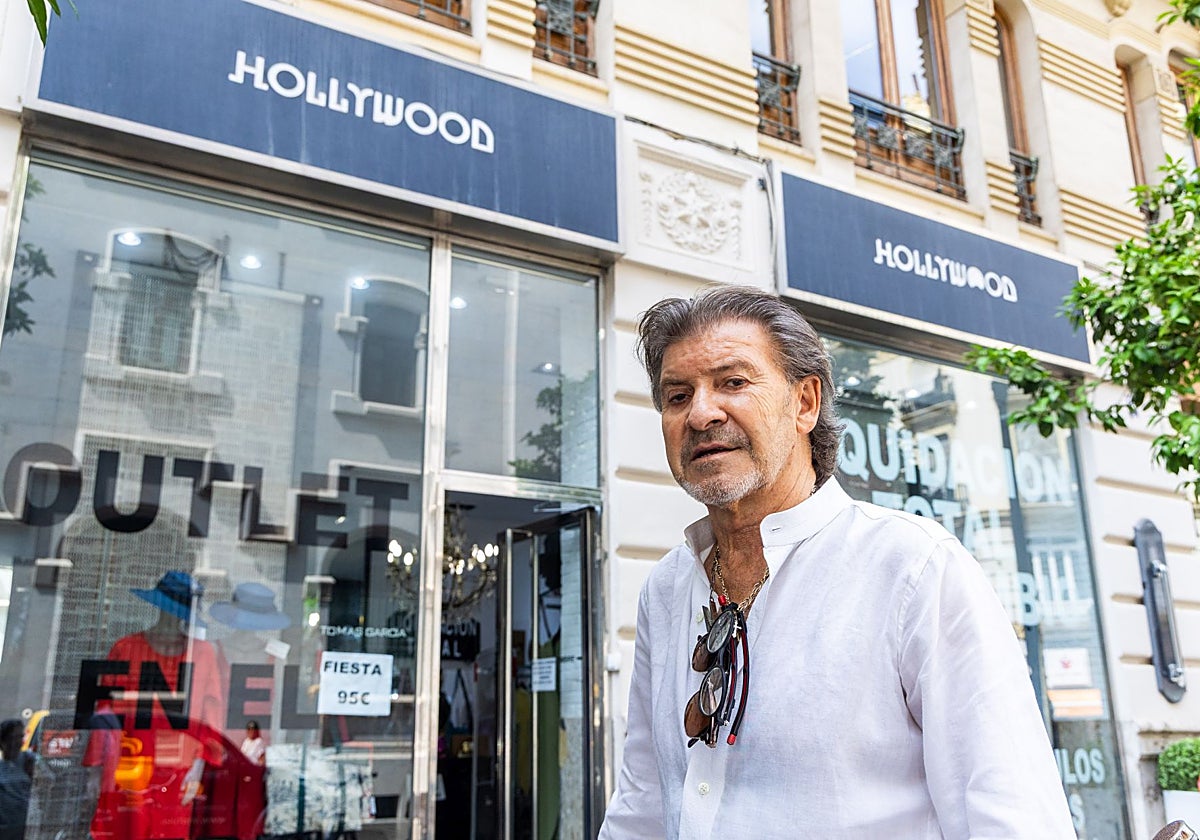El diseñador Tomás García en la puerta de Hollywood.