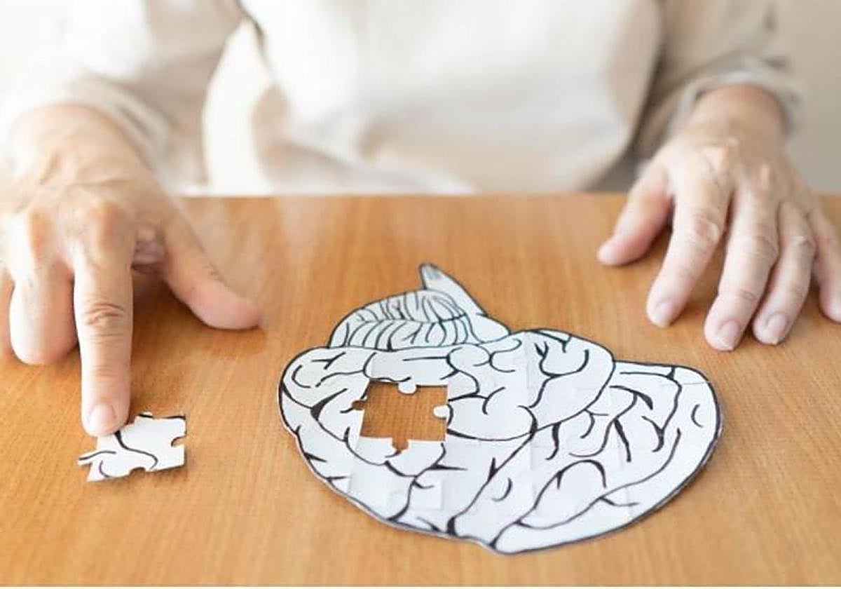 UN paciente con alzhéimer realiza ejercicios.