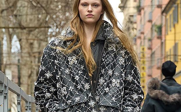 Cazadora con brillos de Dolce&Gabbana.