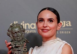 La actriz y directora Verónica Echegui posa con el Goya al «Mejor corto de ficción» por su trabajo «Totem Loba» durante la gala de la 36 edición de los Premios Goya