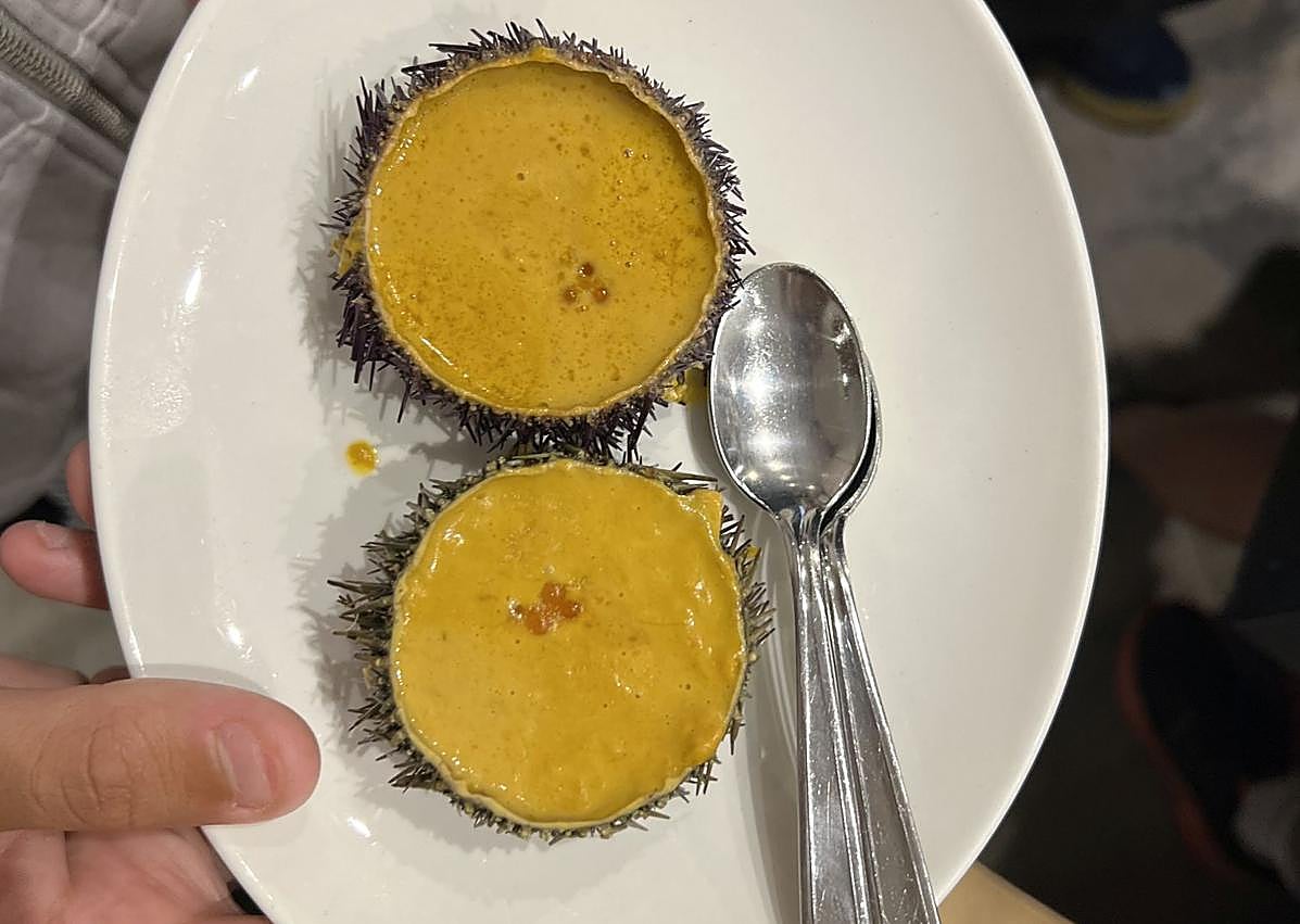 Imagen secundaria 1 - Arriba, rape en el asador Ekaitz. A la izquierda, erizo al horno en el bar Sport y a la derecha, anchoa con crema de centolla en Txepetxa.