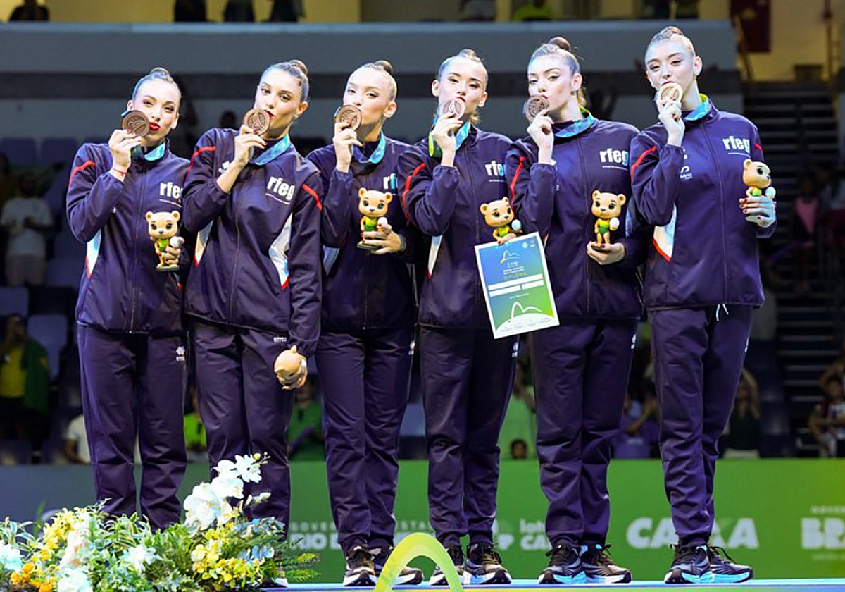 Las gimnastas españolas con la medalla de bronce.