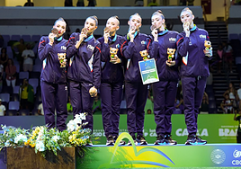 Las gimnastas españolas con la medalla de bronce.