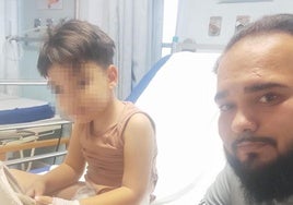 El pequeño José, junto a su padre en el hospital.