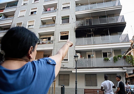 Una vecina señala los daños que causó el incendio en dos viviendas.