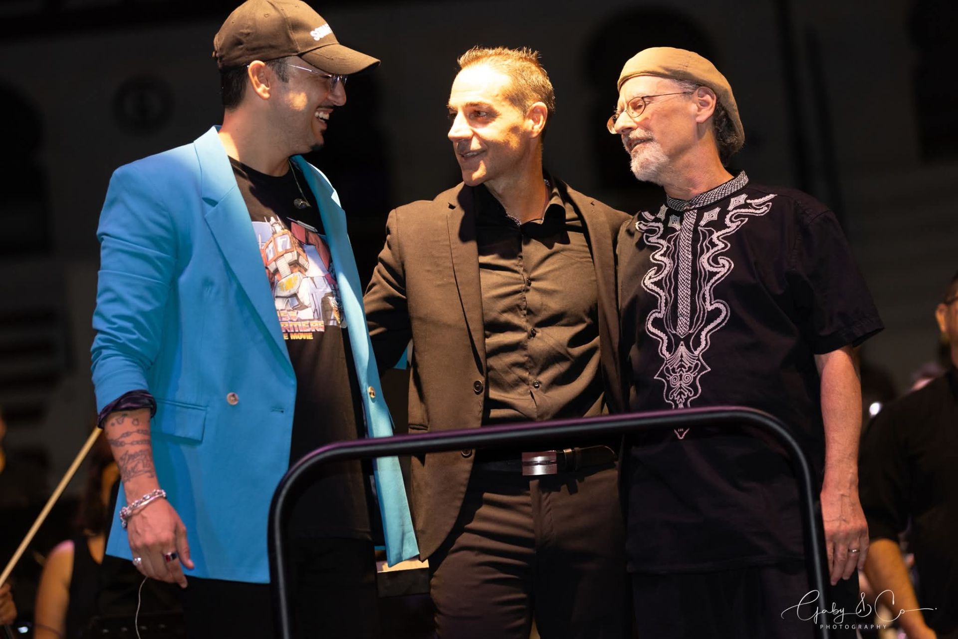 Vince DiCola (derecha) sobre el escenario.