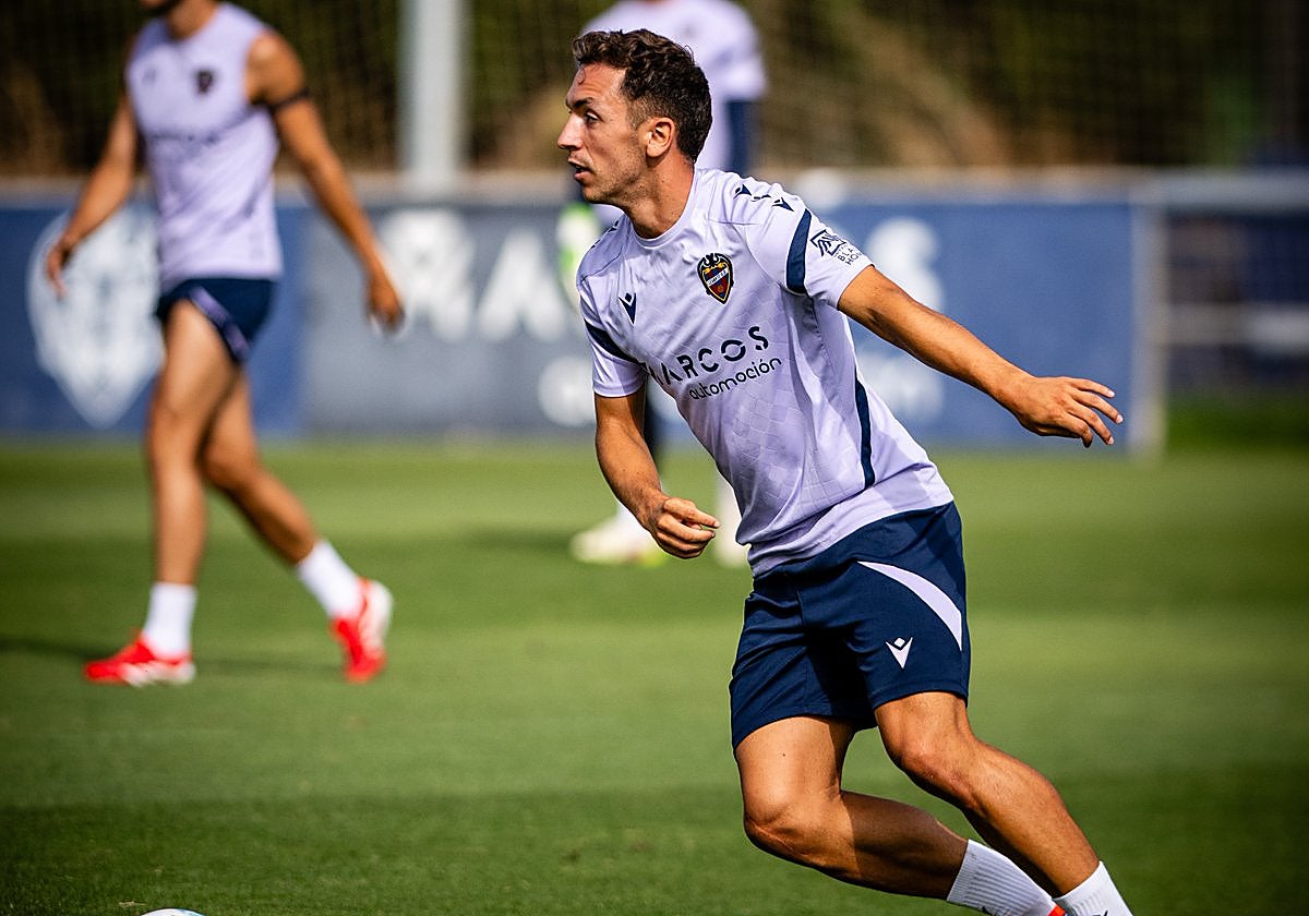 Olasagasti entrenando con el Levante.
