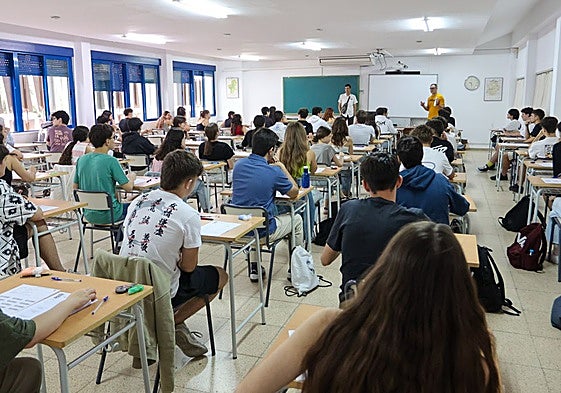 Alumnos durante un examen en un instituto, en una imagen de archivo.