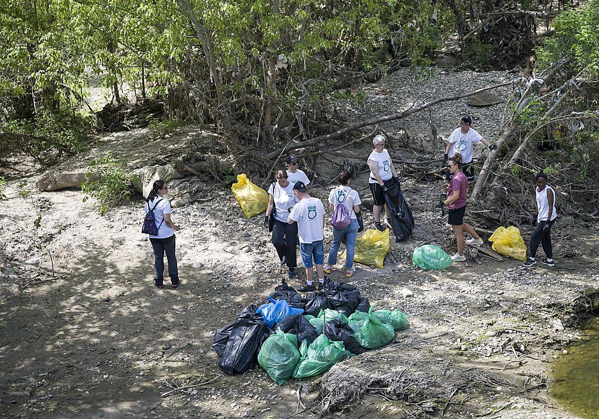 Voluntarios durante una actividad anterior programada por la organización.
