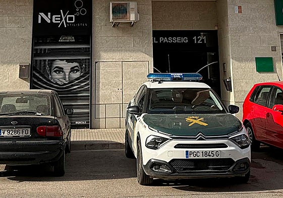 El edificio de Ribarroja donde residía el subinspector de la Policía hallado muerto.