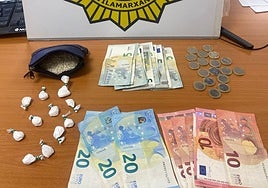 Droga y dinero requisado por la Policía Local de Vilamarxant.