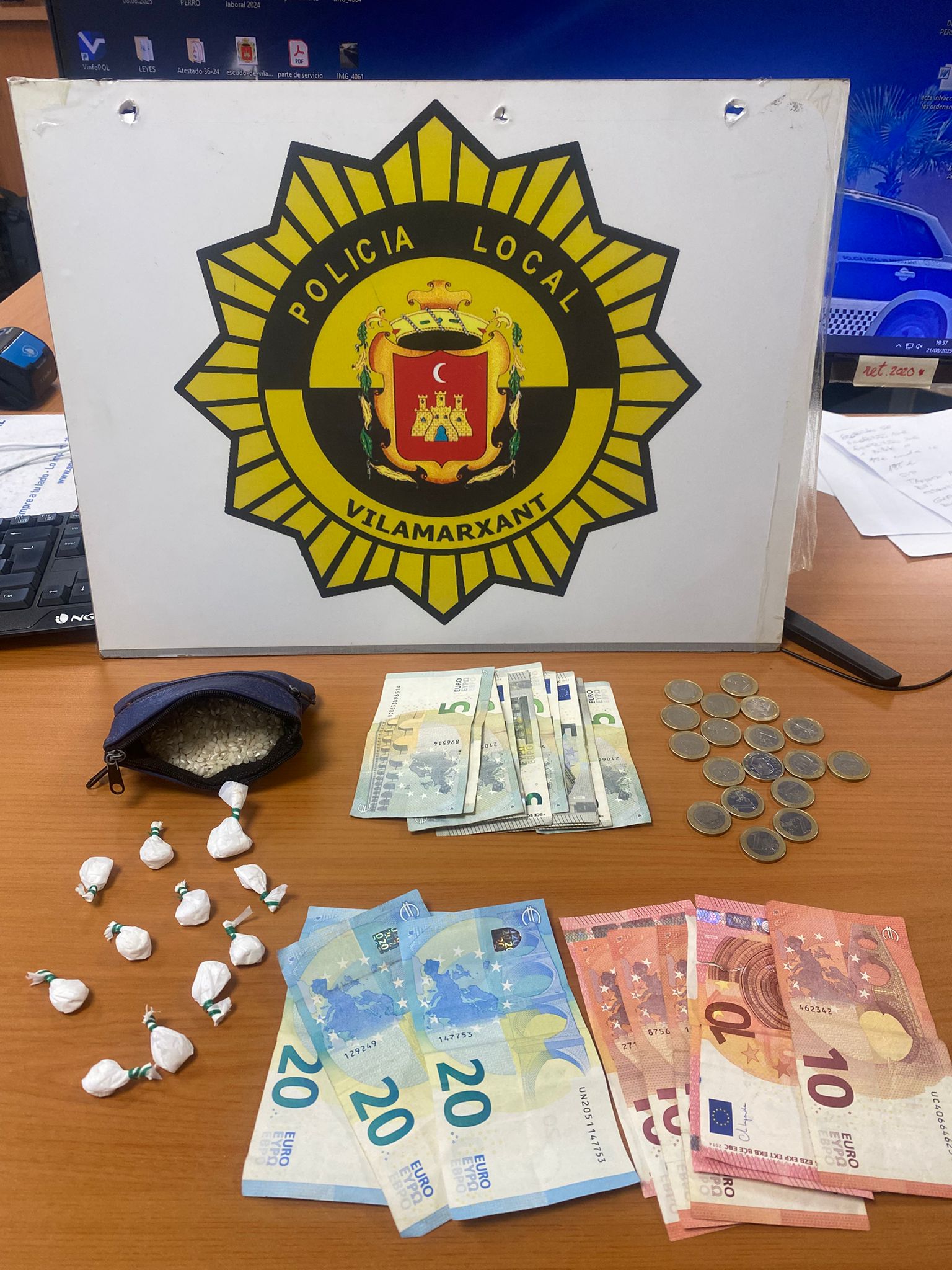 Droga y dinero requisado por la Policía Local de Vilamarxant.