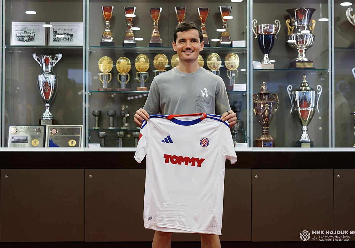 Hugo Guillamón, con su nueva camiseta del equipo croata.