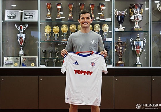 Hugo Guillamón, con su nueva camiseta del equipo croata.