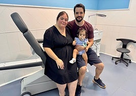 Unai y Alba junto a su hija Abril.
