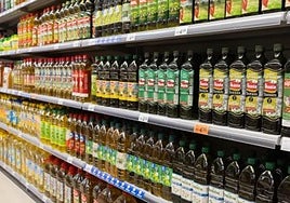 Botellas de aceite en un supermercado.