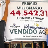 Una mujer rellena un boleto de Euromillones en un despacho de lotería.