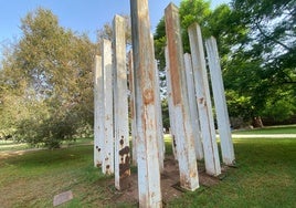 Uno de los monumentos del Jardín del Turia, lleno de óxido.