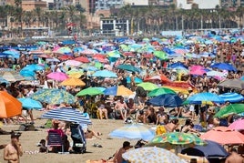 La playa de la Malvarrosa el pasado domingo.
