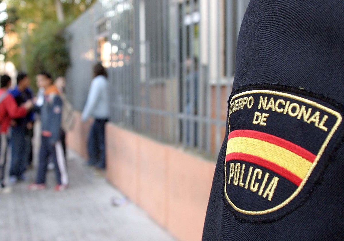 Presencia policial en un IES tras un caso de violencia escolar, en una imagen de archivo.