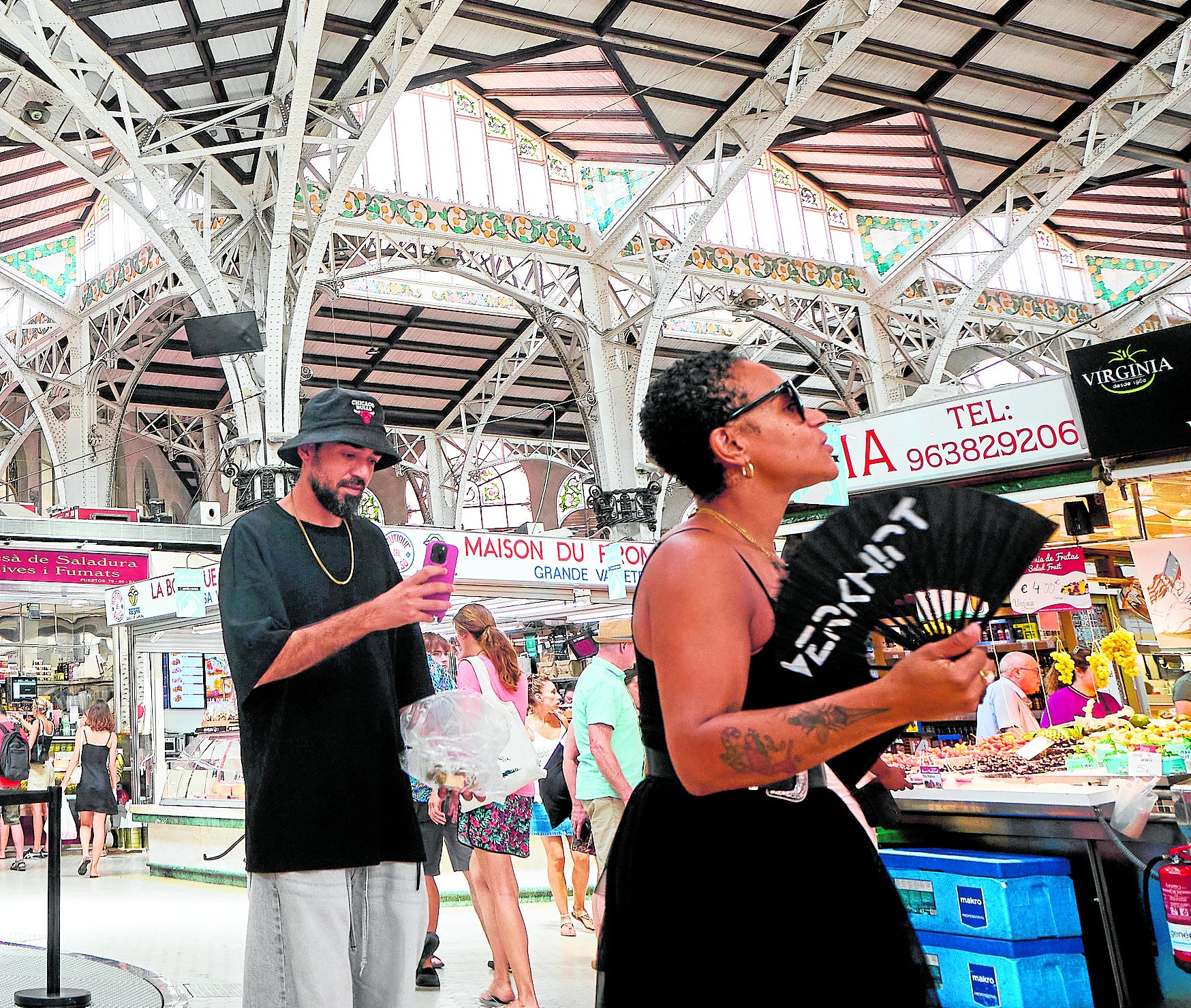 Una visitante se abanica en el Mercado Central este miércoles.