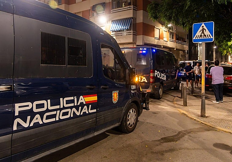 Varios policías nacionales en la calle donde se ha producido el tiroteo.