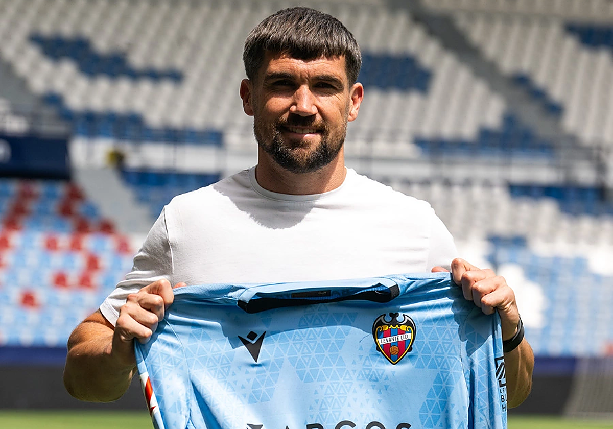 Mathew Ryan posando con su nueva camiseta.