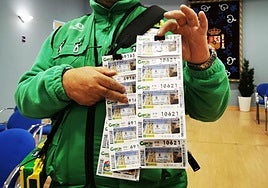 Un vendedor de la ONCE en una imagen de archivo.