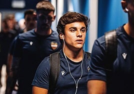 Carlos Álvarez, en los vestuarios de Mendizorroza, con el Levante.