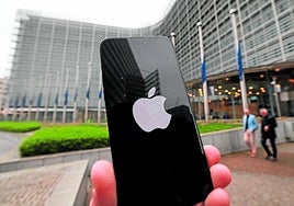 Un iPhone de Apple con su logotipo.