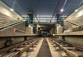 Interior de la estación de metro de la línea 5 y 7.
