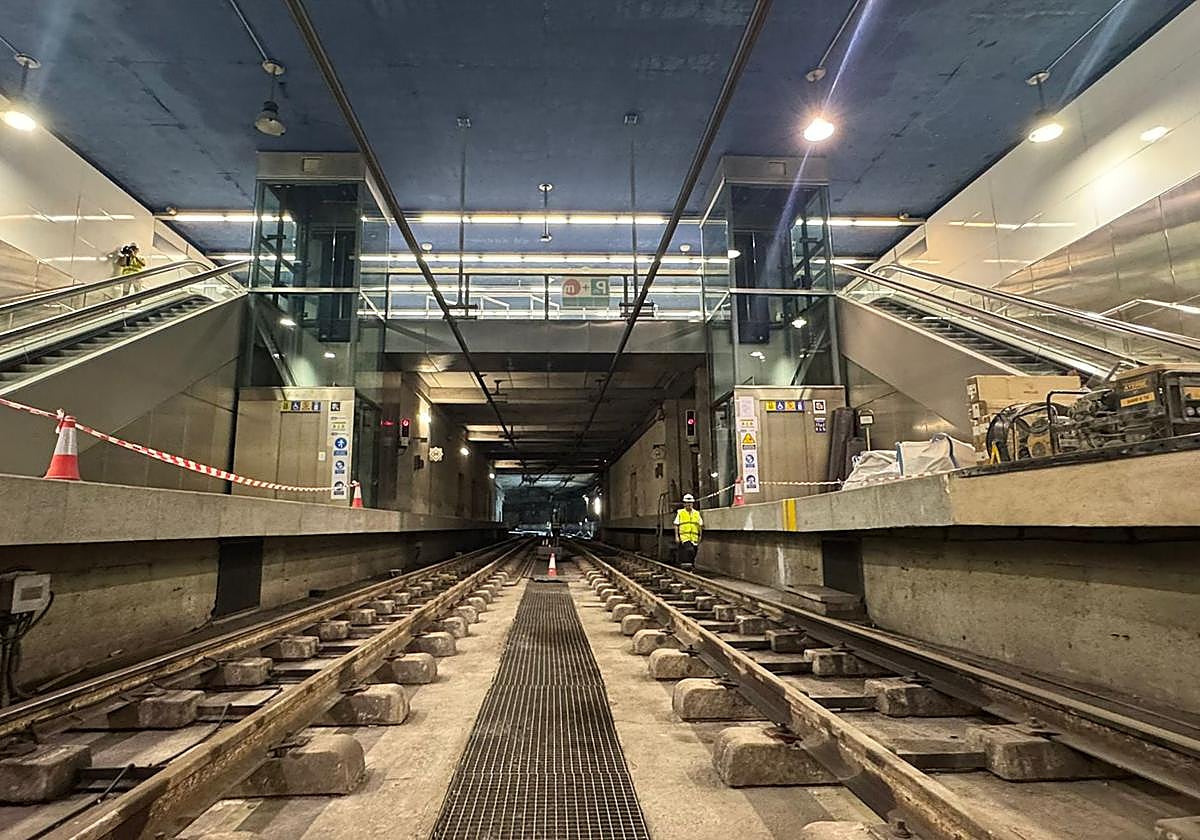 Interior de la estación de metro de la línea 5 y 7.