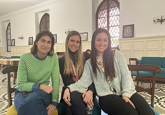 A la izquierda Susana, la tutora de Beatriz y a la derecha sus profesoras Carmen y Lucía, especialistas en audición y lenguaje y pedagogía terapéutica