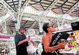 Una visitante se abanica en el Mercado Central este miércoles.