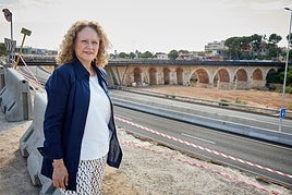Amparo Folgado, junto al puente de Alaquàs reconstruido recientemente.