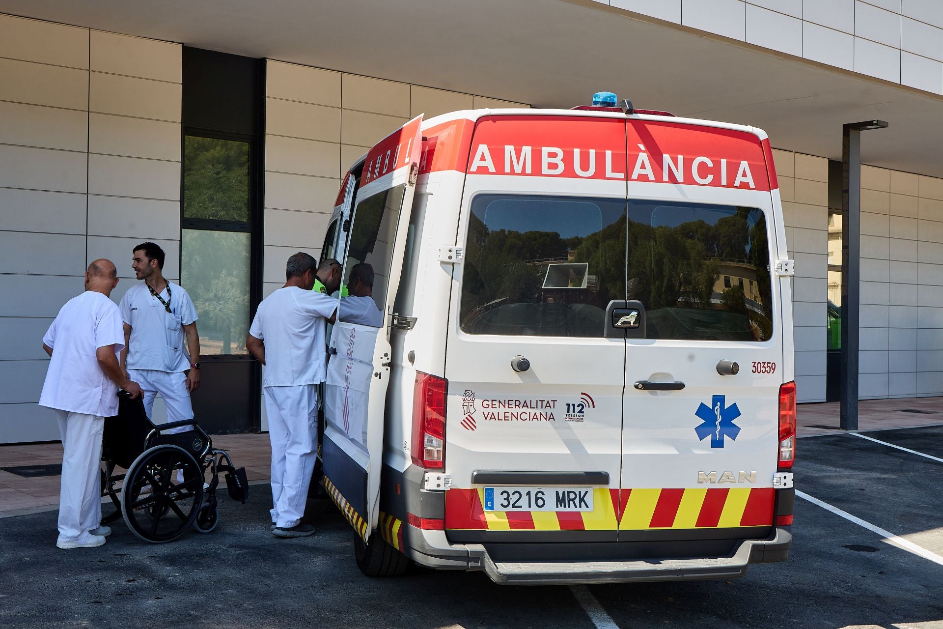 Fotos | El cierre del Doctor Moliner culmina con el traslado de los últimos quince pacientes