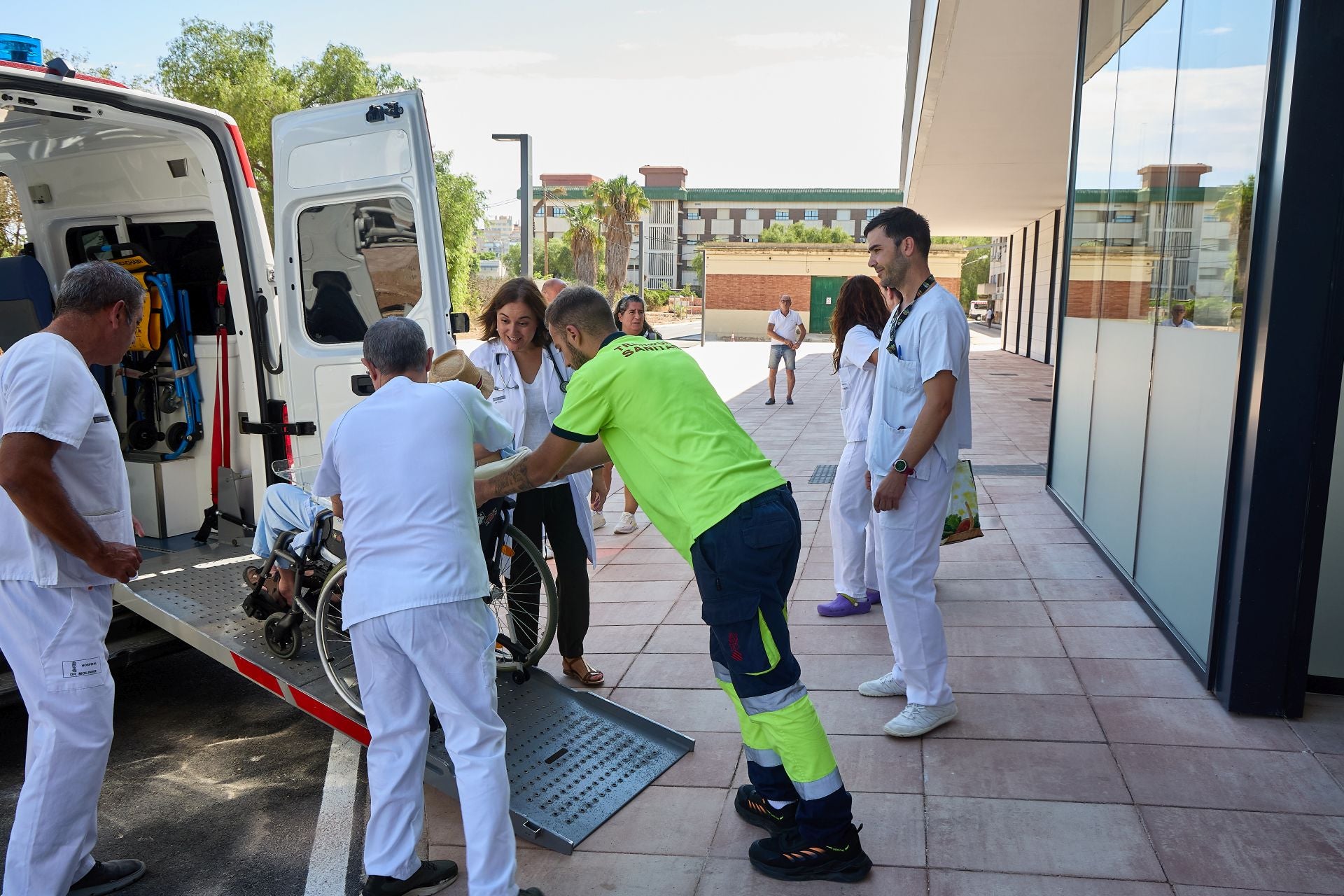 Fotos | El cierre del Doctor Moliner culmina con el traslado de los últimos quince pacientes