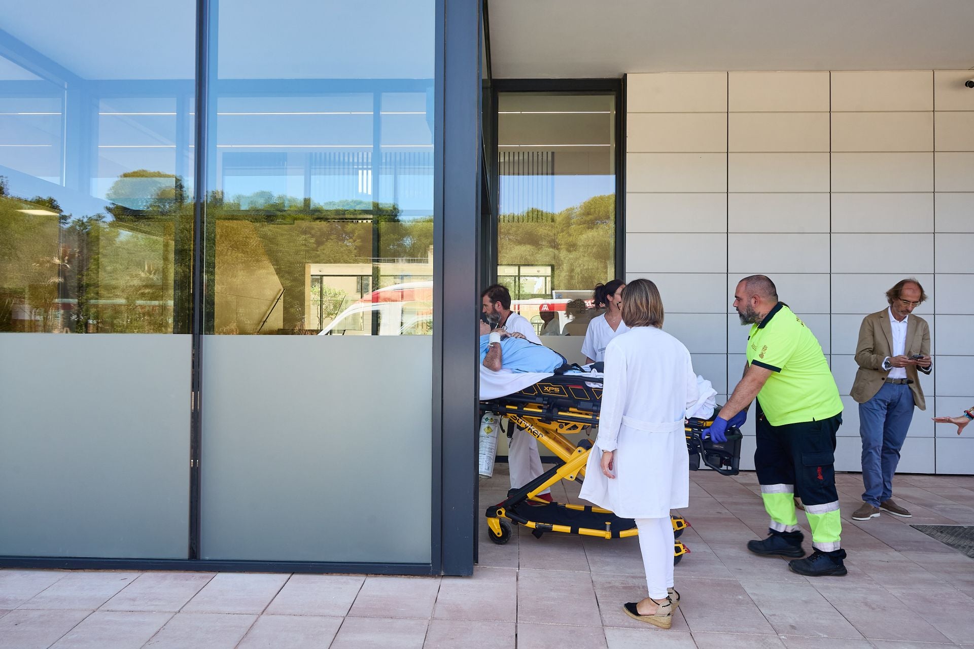 Fotos | El cierre del Doctor Moliner culmina con el traslado de los últimos quince pacientes