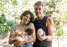 Alicia y Juanjo, con 'La Blue' y el huevo gigante.