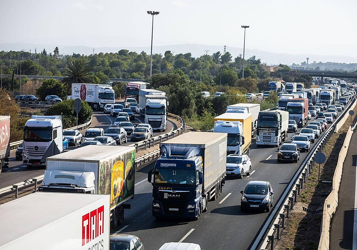 Ocho heridos en un accidente múltiple en la A-7 entre diez vehículos y un camión